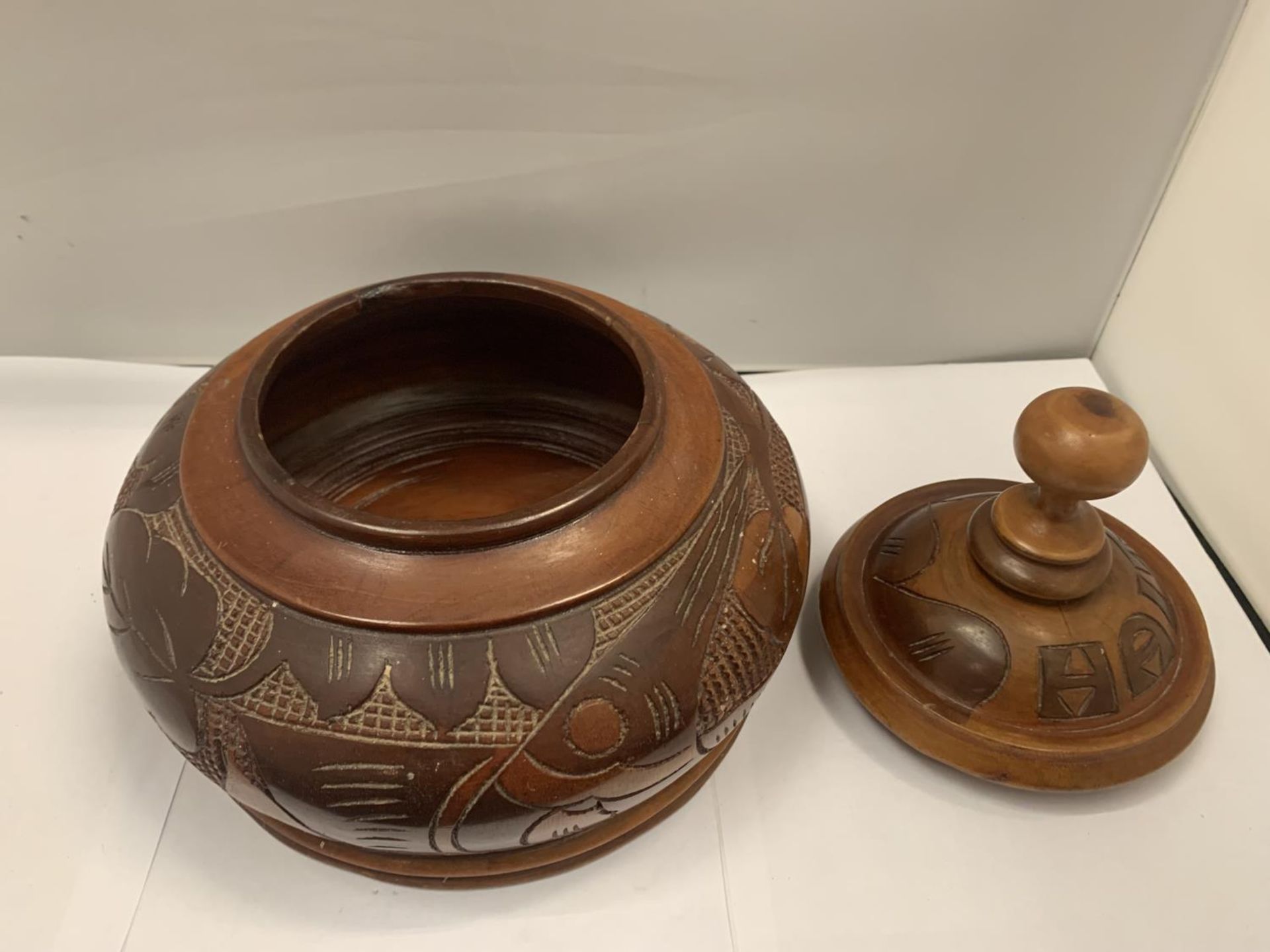 A DECORATIVE CARVED TREEN LIDDED DISH BASE D:21CM - Image 2 of 4