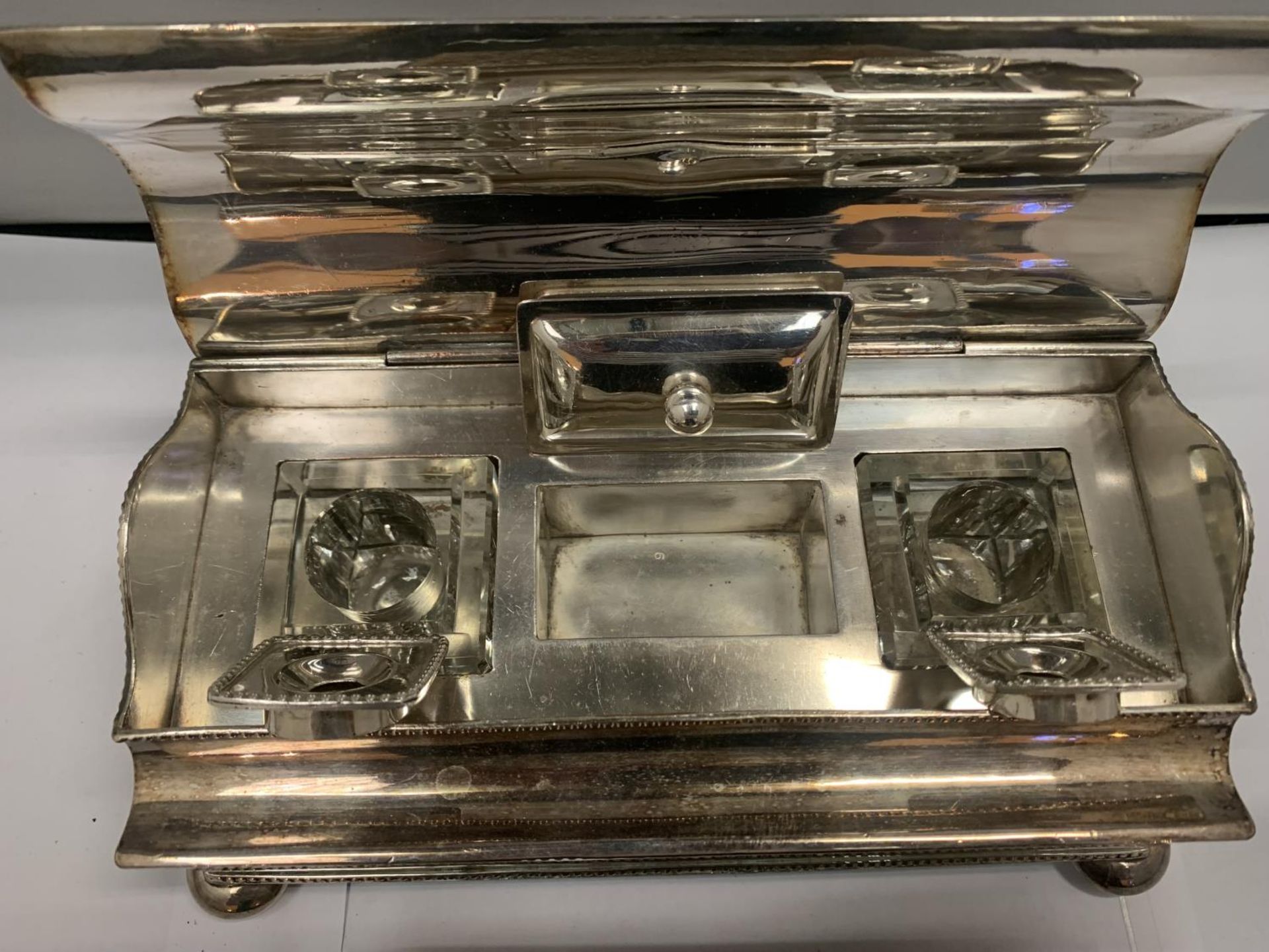 TWO SILVER PLATED ITEMS TO INCLUDE A DESK SET AND A FURTHER ORNATE BOX - Image 3 of 4