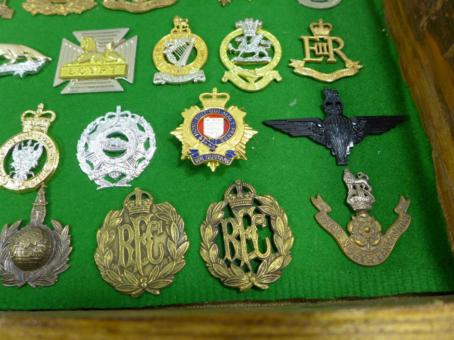 A GLAZED DISPLAY CASE CONTAINING FORTY FIVE BRITISH MILITARY BADGES, 34CM X 39CM - Image 4 of 6