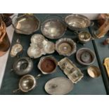 A COLLECTION OF SILVER PLATED ITEMS TO INCLUDE JUGS AND DISHES