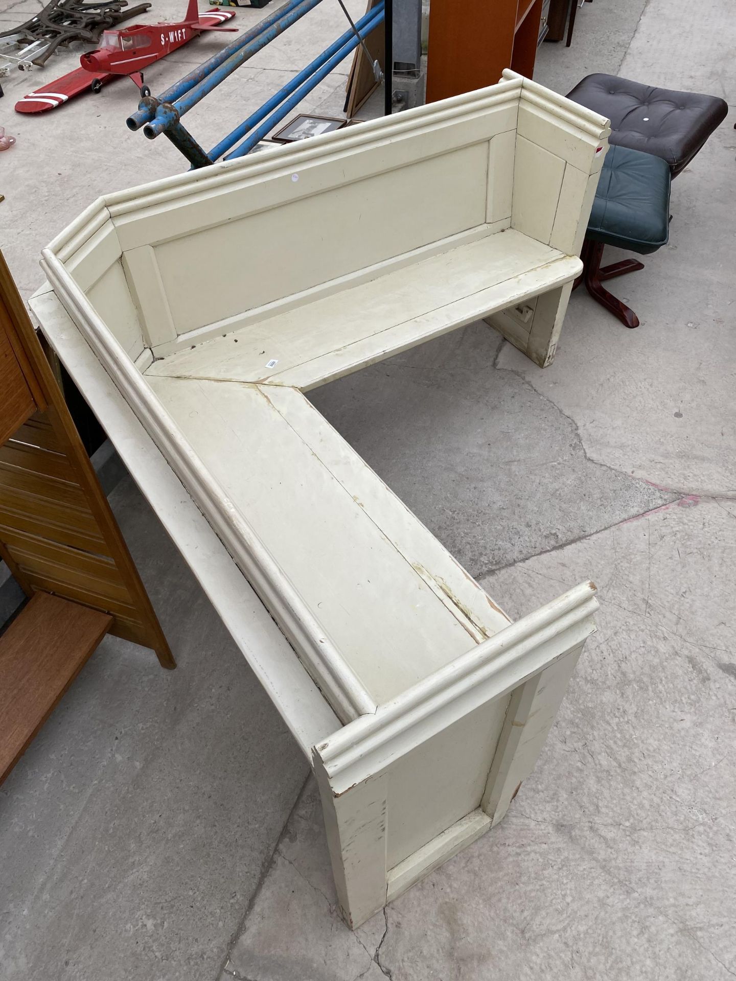 A VICTORIAN PAINTED PINE CORNER PEW - Image 3 of 5