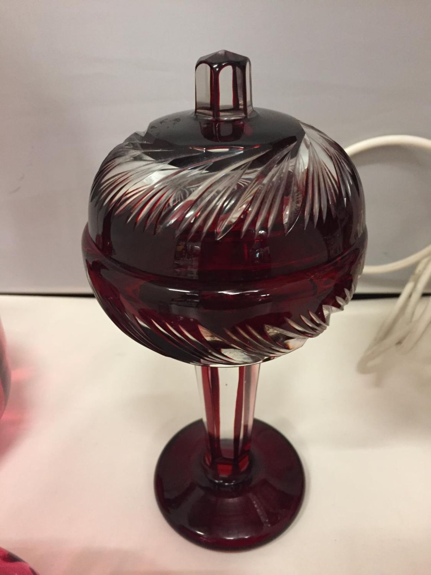 A COLLECTION OF CRANBERRY COLOURED GLASS TO INCLUDE A LAMP BASE HEIGHT 44CM - Image 10 of 10