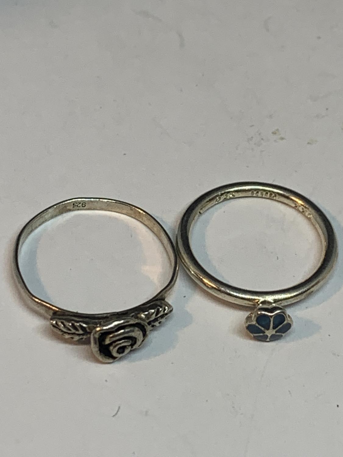 FOUR SILVER RINGS TO INCLUDE FLOWER DESIGNS - Bild 3 aus 3