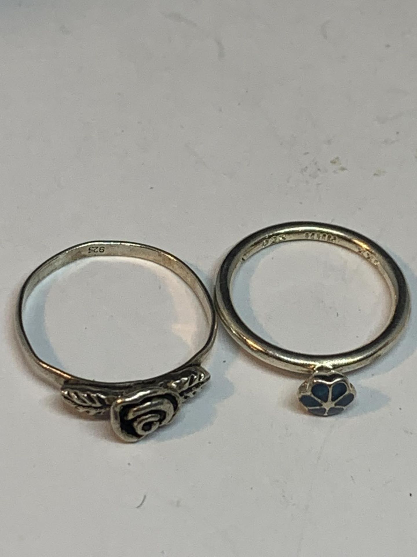 FOUR SILVER RINGS TO INCLUDE FLOWER DESIGNS - Image 3 of 3