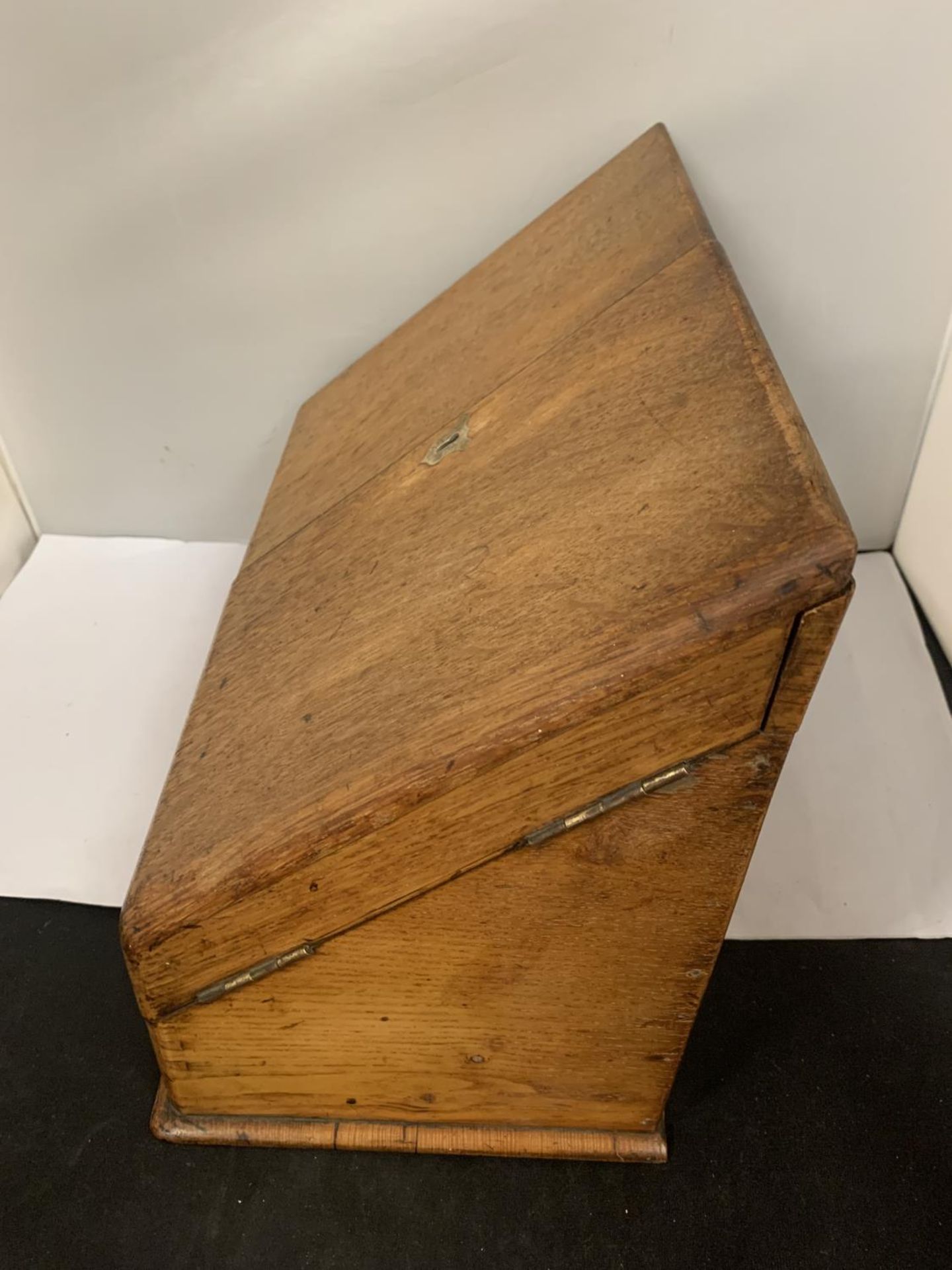 A VINTAGE OAK DESK TIDY WITH TWO DOORS AND A LOWER DRAW - Image 4 of 4