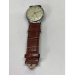 A TIMEX ELECTRIC AUTO WRISTWATCH WITH BROWN LEATHER STRAP SEEN WORKING BUT NO WARRANTY