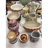A COLLECTION TO INCLUDE DECORATIVE BOWLS, JUGS ETC