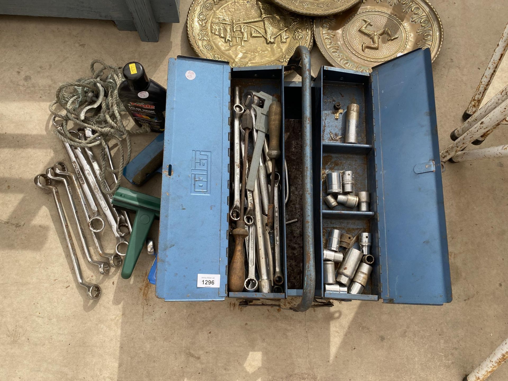 AN ASSORTMENT OF TOOLS TO INCLUDE A TOOL BOX, SPANNERS AND SOCKETS ETC
