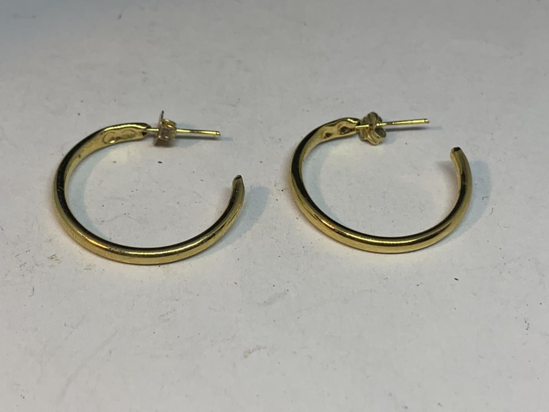 A PAIR OF LARGE 9 CARAT GOLD HOOP EARRINGS IN A PRESENTATION BOX - Image 2 of 2