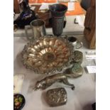 A COLLECTION OF SILVER PLATED ITEMS TO INCLUDE LIDDED TRINKET DISHES ETC