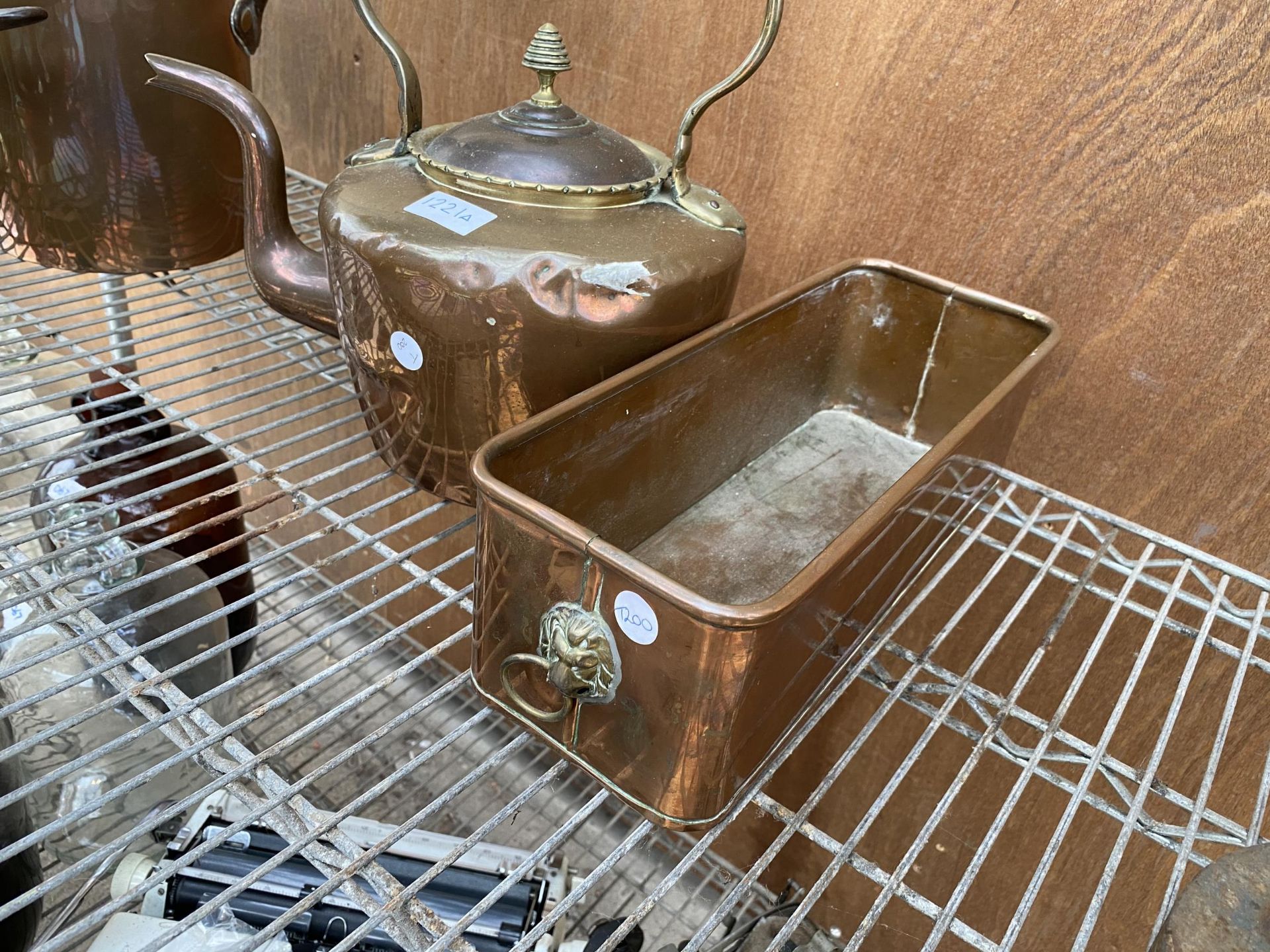 A VINTAGE COPPER KETTLE AND A COPPER PAN/TRAY - Image 3 of 4