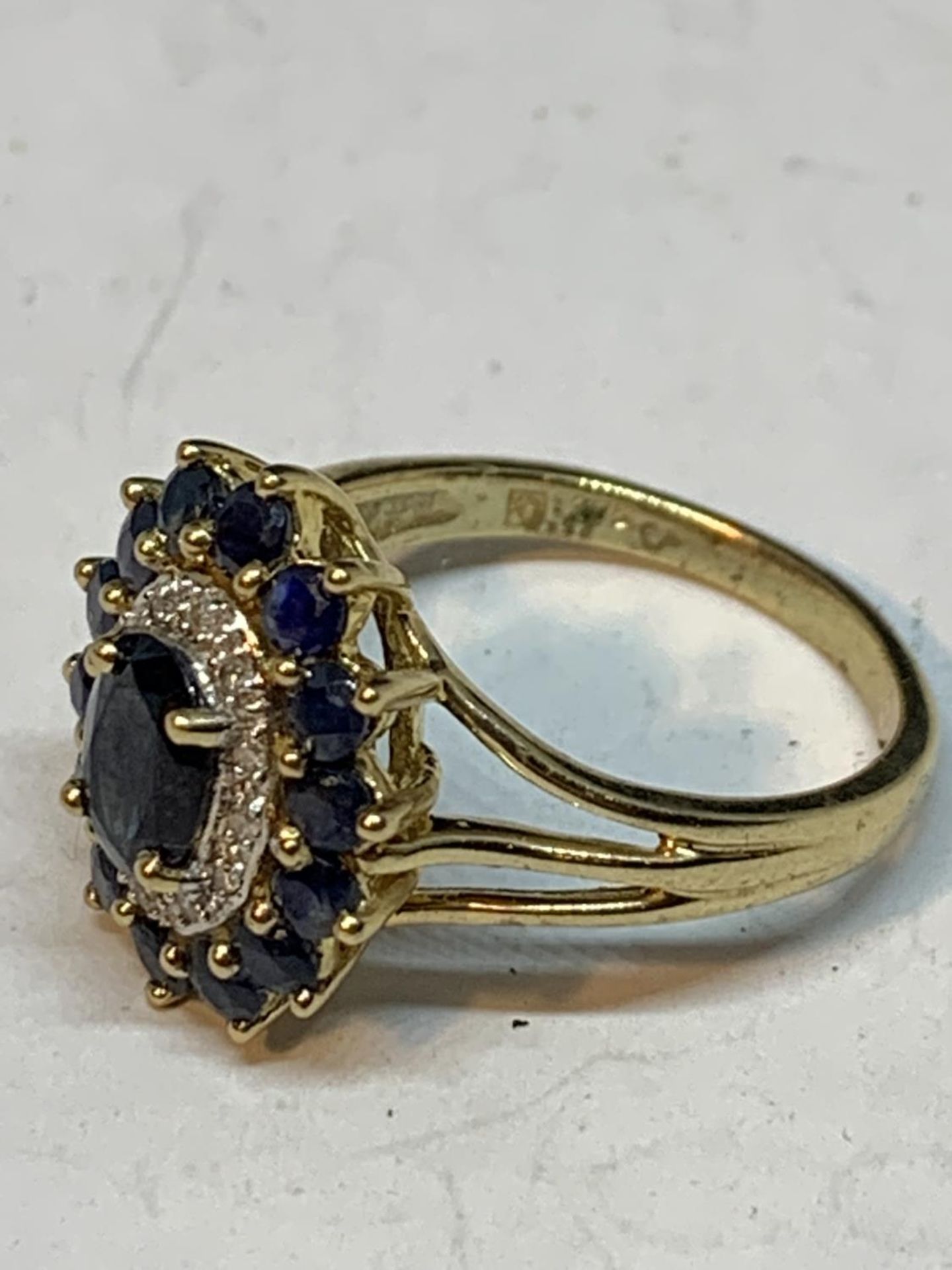 A 9 CARAT GOLD CLUSTER RING WITH A CENTRE SAPPHIRE AND SURROUNDING DIAMONDS AND SAPPHIRES SIZE 0 - Image 7 of 8