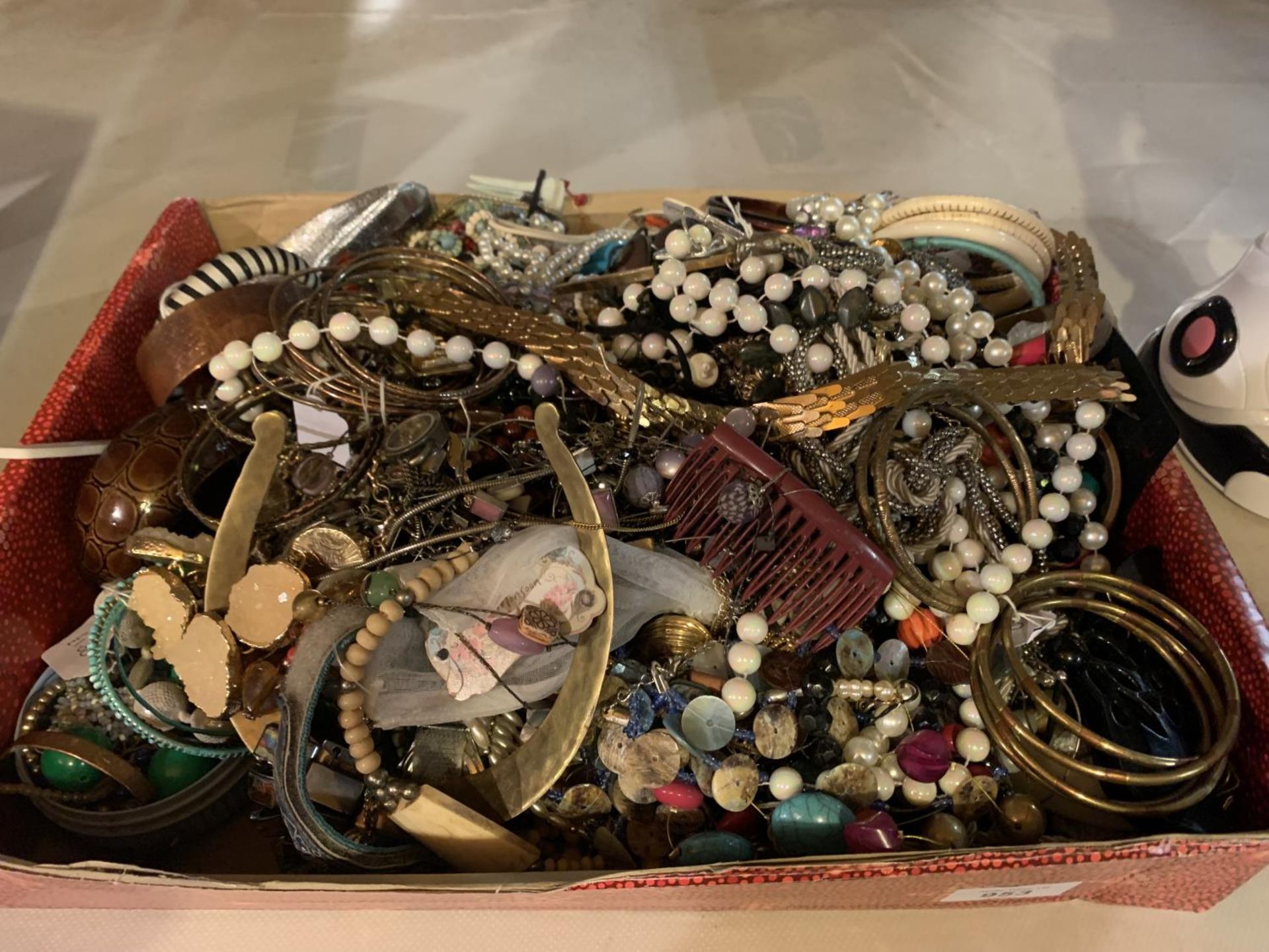 A LARGE BOX OF COSTUME JEWELLERY TO INCLUDE BANGLES, NECKLACES ETC - Image 2 of 4