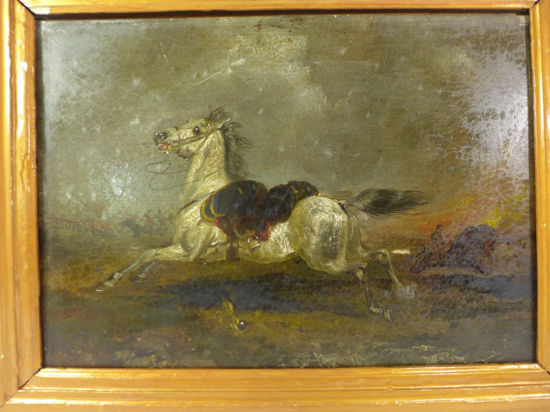 A 19TH CENTURY OIL ON PANEL PAINTING OF A GREY RIDERLESS HORSE IN A NAPOLEONIC WAR BATTLE SCENE, - Image 2 of 3