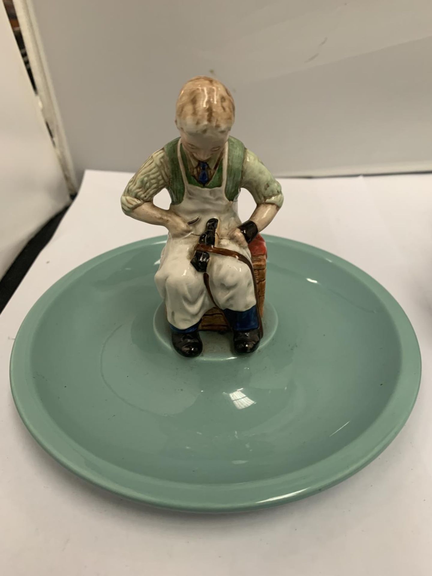 THREE ITEMS TO INCLUDE A CERAMIC ANDY CAPP, A COMMEMORATIVE TIMPSONS FINE SHOES PLATE 1865-1965 - Image 5 of 6