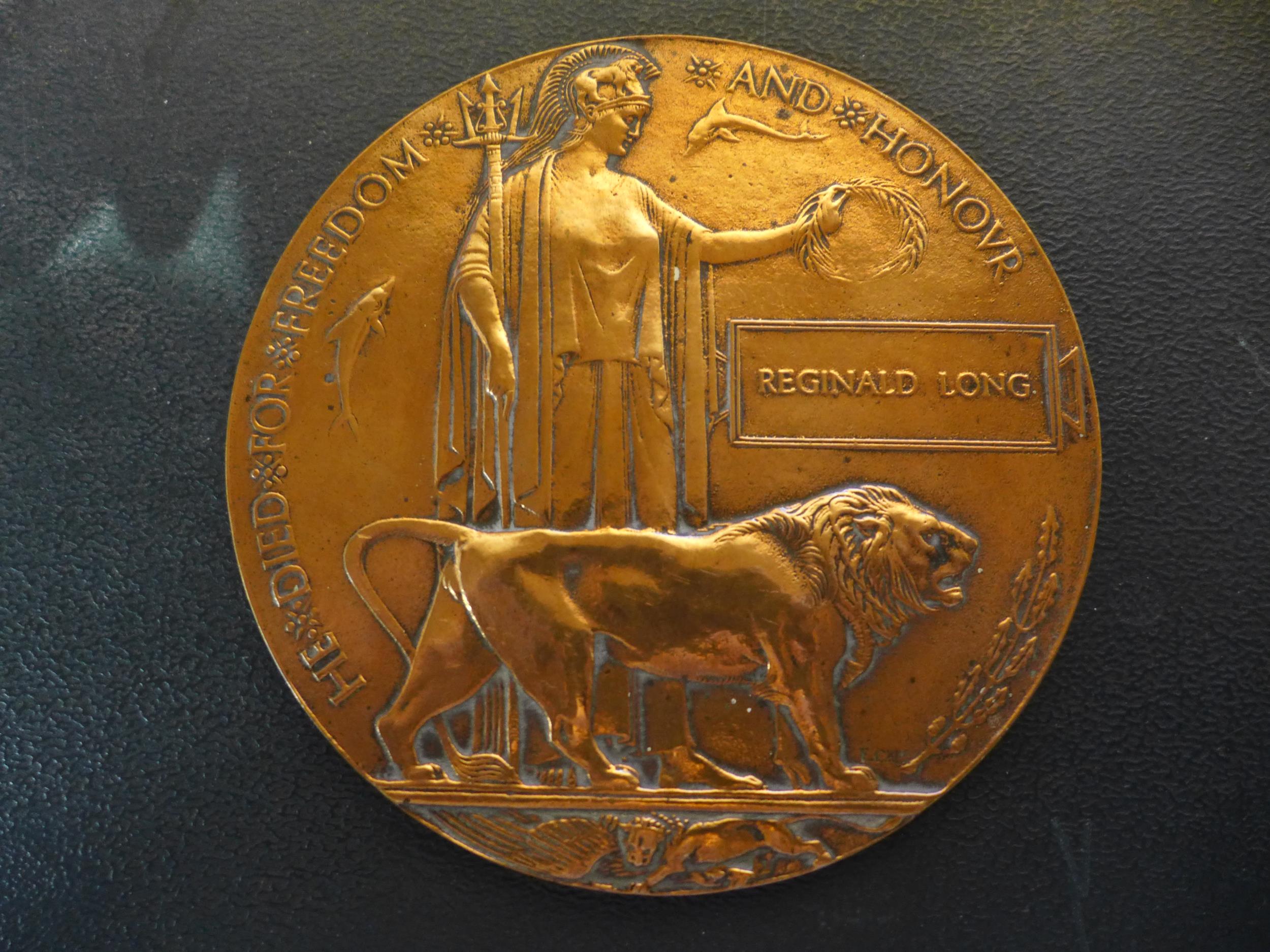 A WORLD WAR I DEATH PLAQUE FOR REGINALD LONG, A LANCE SERGEANT REGINALD LONG SERVICE NO.8800 OF