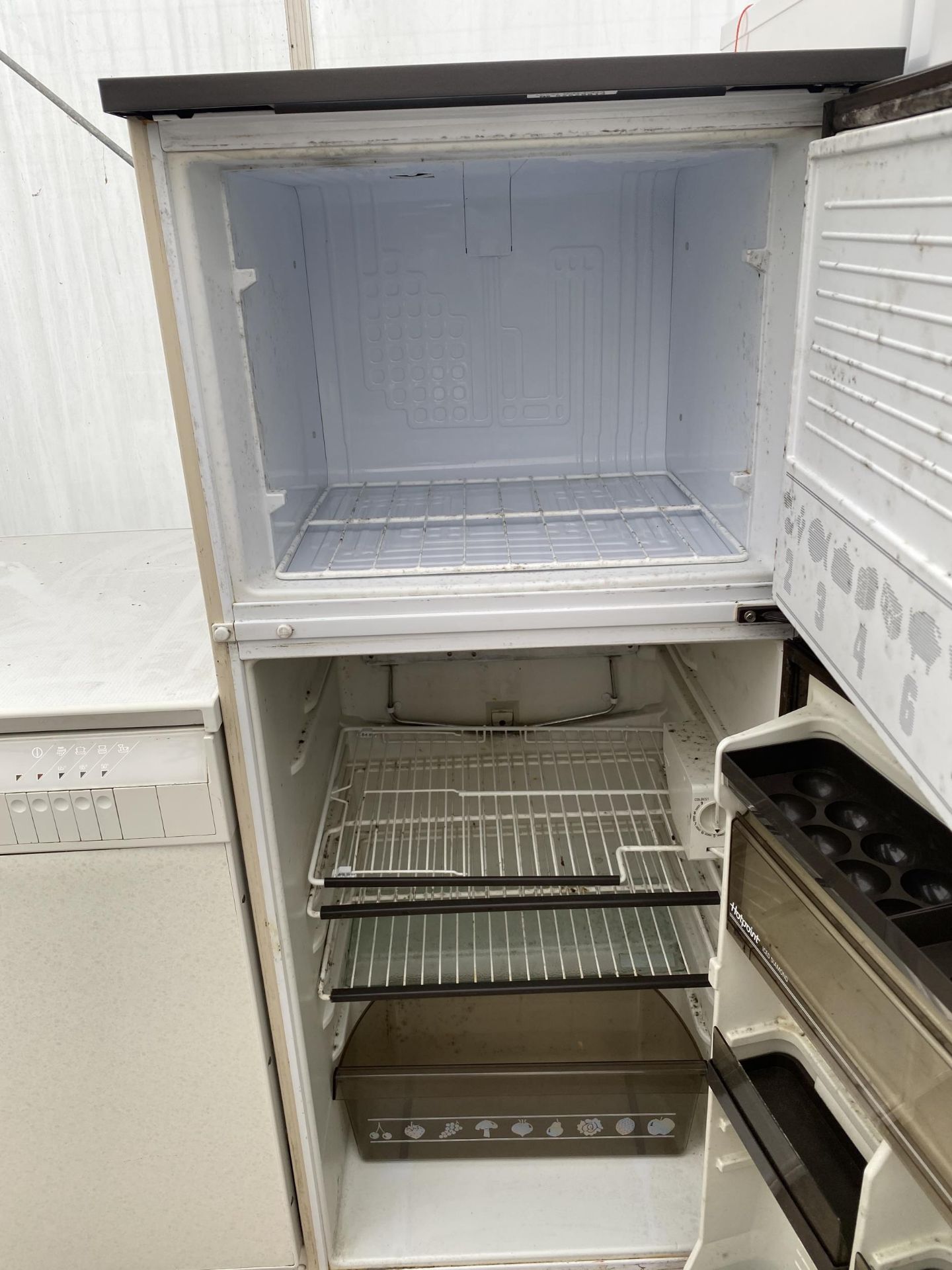 A CREAM HOTPOINT UPRIGHT FRIDGE FREEZER - Image 3 of 3