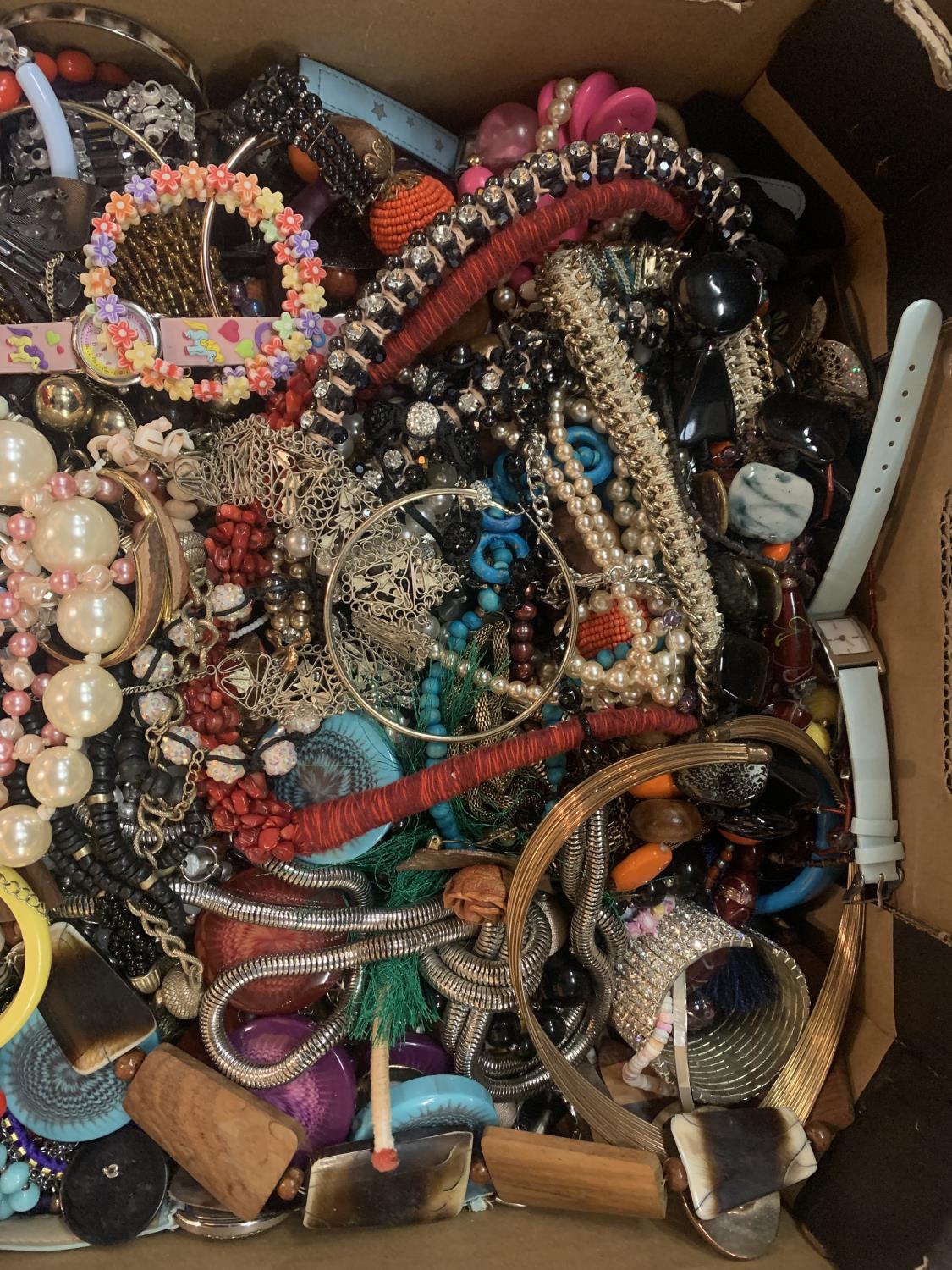 A LARGE COLLECTION OF COSTUME JEWELLERY - Bild 6 aus 7