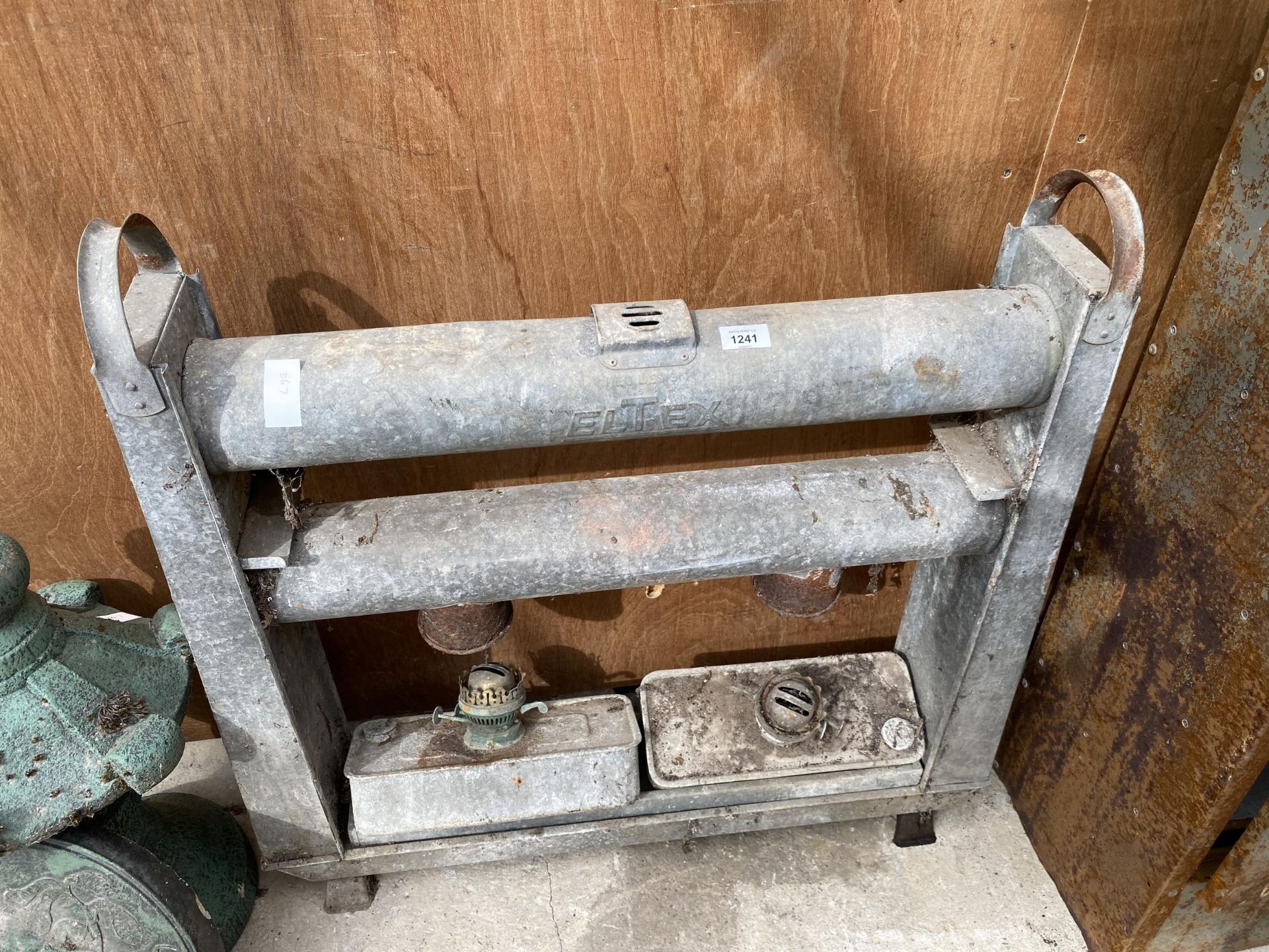 AN ASSORTMENT OF ITEMS TO INCLUDE A VINTAGE GREENHOUSE HEATER, A VINTAGE SAW AND A PART COMPLETE - Image 3 of 5