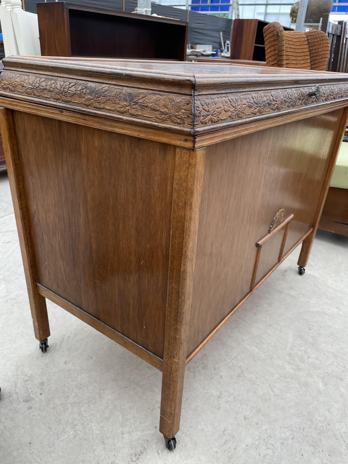A MID 20TH CENTURY OAK BLANKET CHEST - Image 3 of 3