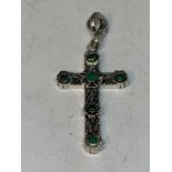 A MARKED SILVER CROSS PENDANT WITH GREEN STONE DETAIL
