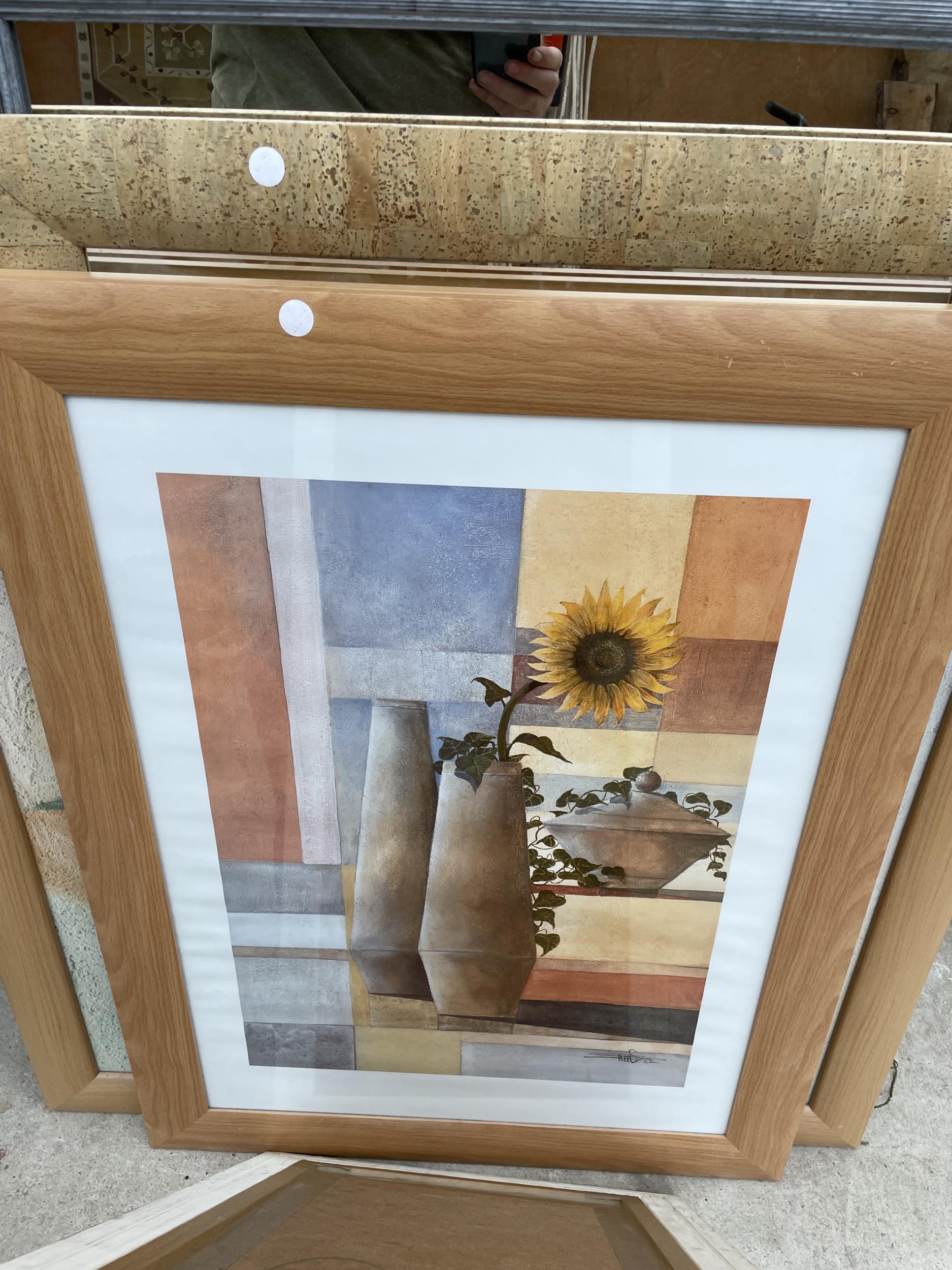 AN ASSORTMENT OF FRAMED PRINTS AND PICTURES - Bild 2 aus 3