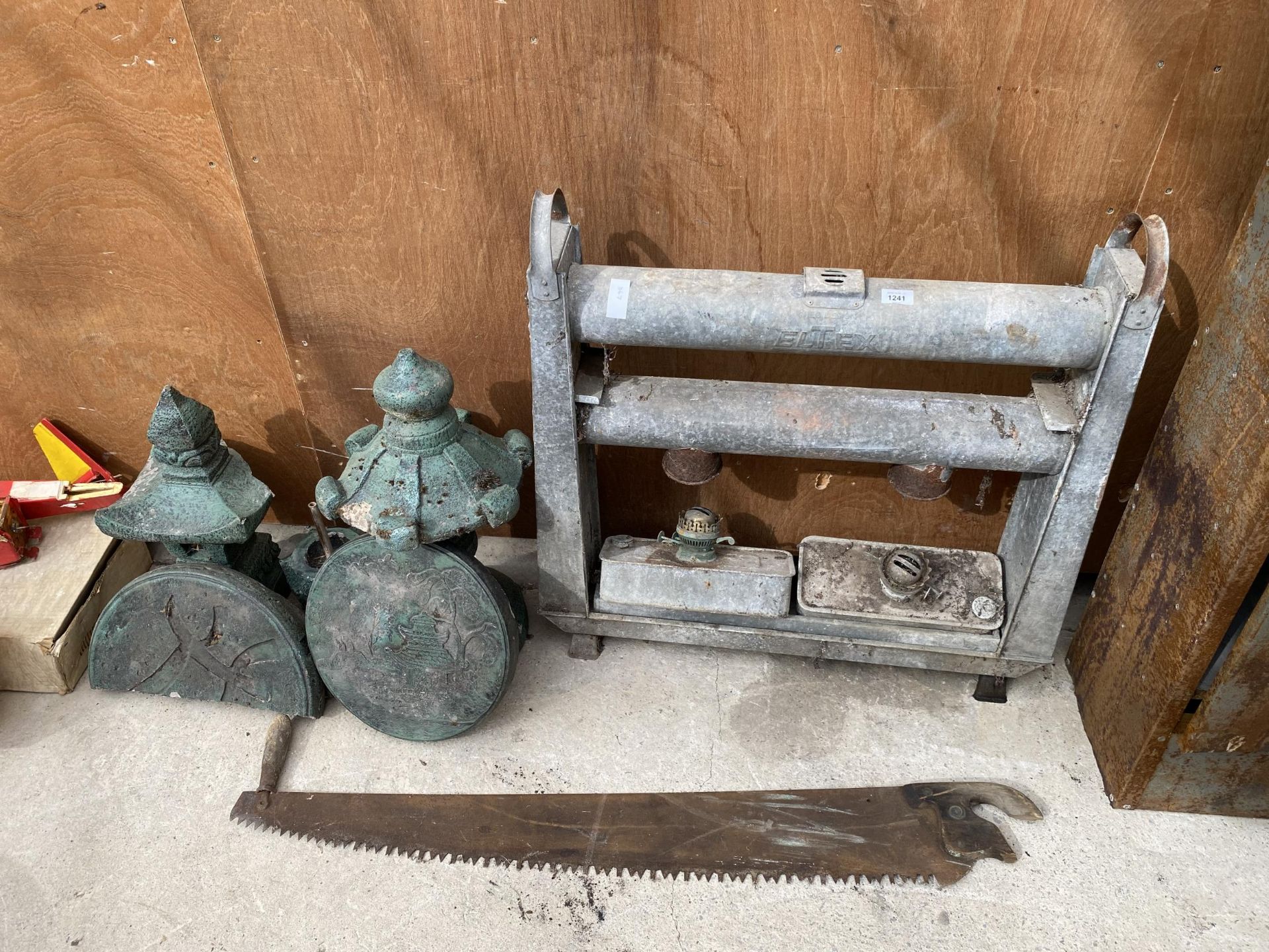 AN ASSORTMENT OF ITEMS TO INCLUDE A VINTAGE GREENHOUSE HEATER, A VINTAGE SAW AND A PART COMPLETE - Image 2 of 5