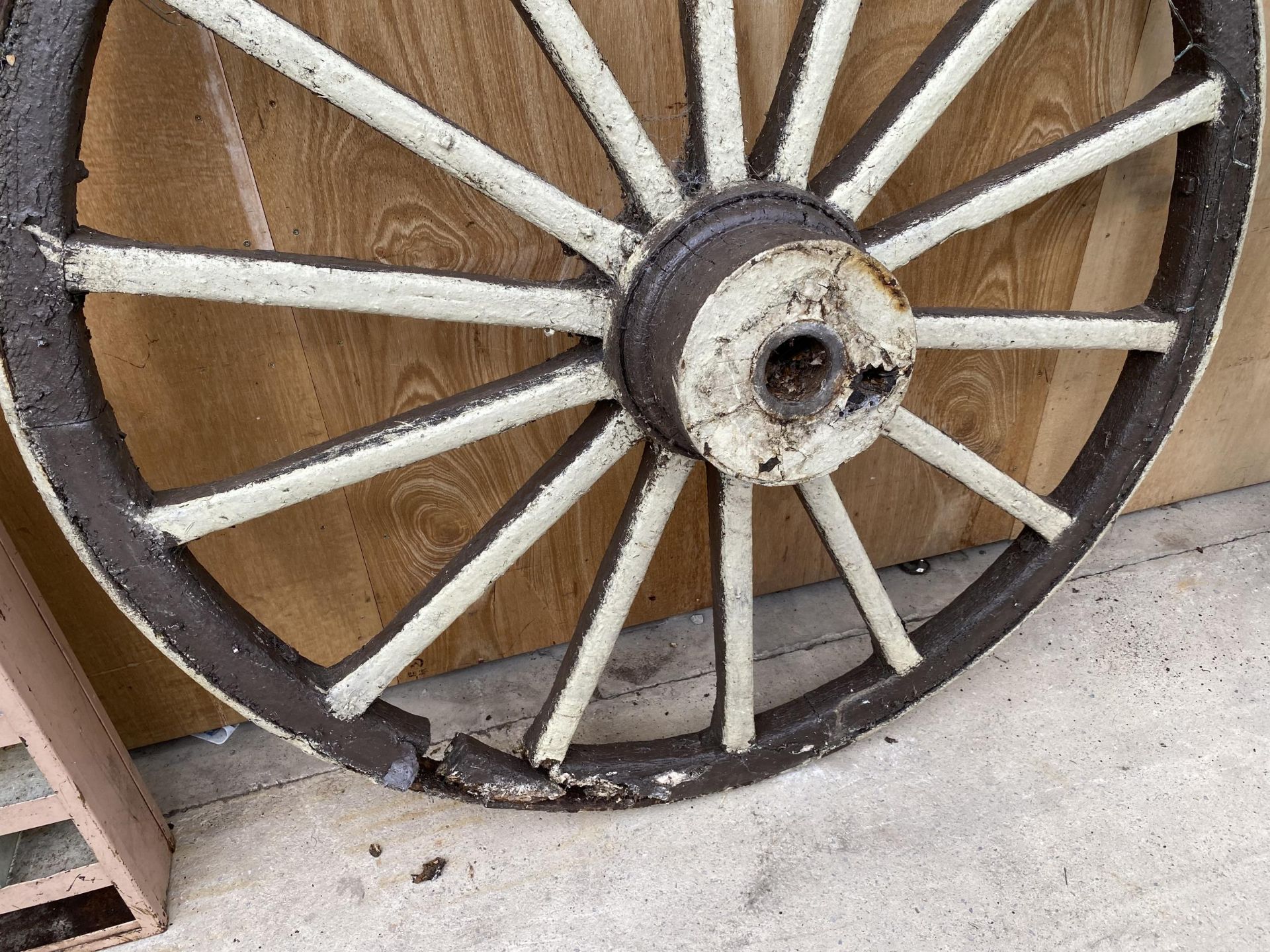 A VINTAGE WOODEN CART WHEEL WITH METAL BANDING (D:161CM) - Image 6 of 6