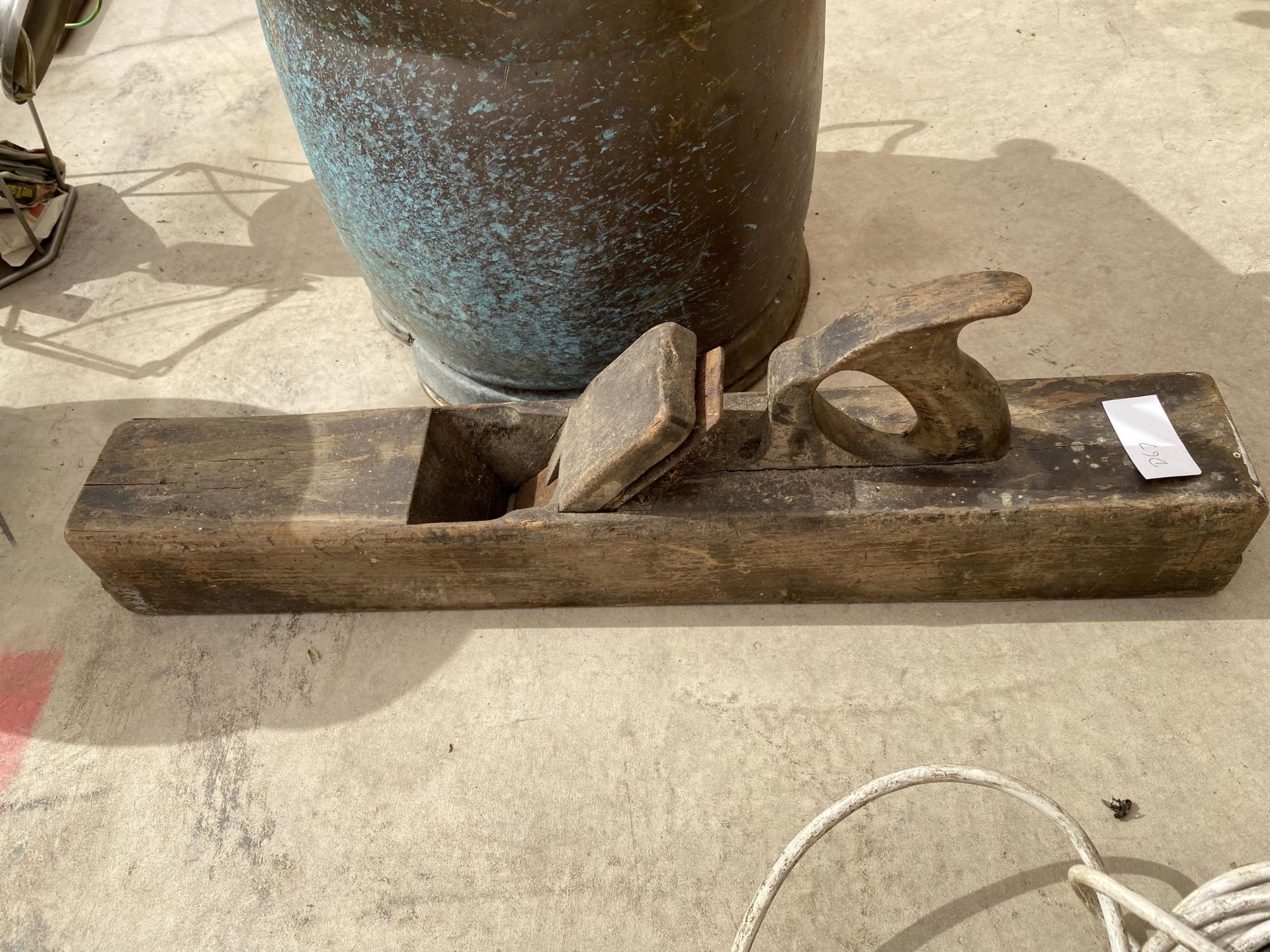 A VINTAGE COPPER COAL BUCKET, A LARGE VINTAGE WOOD PLANE AND FIRE SIDE COMPANION ITEMS - Image 3 of 3