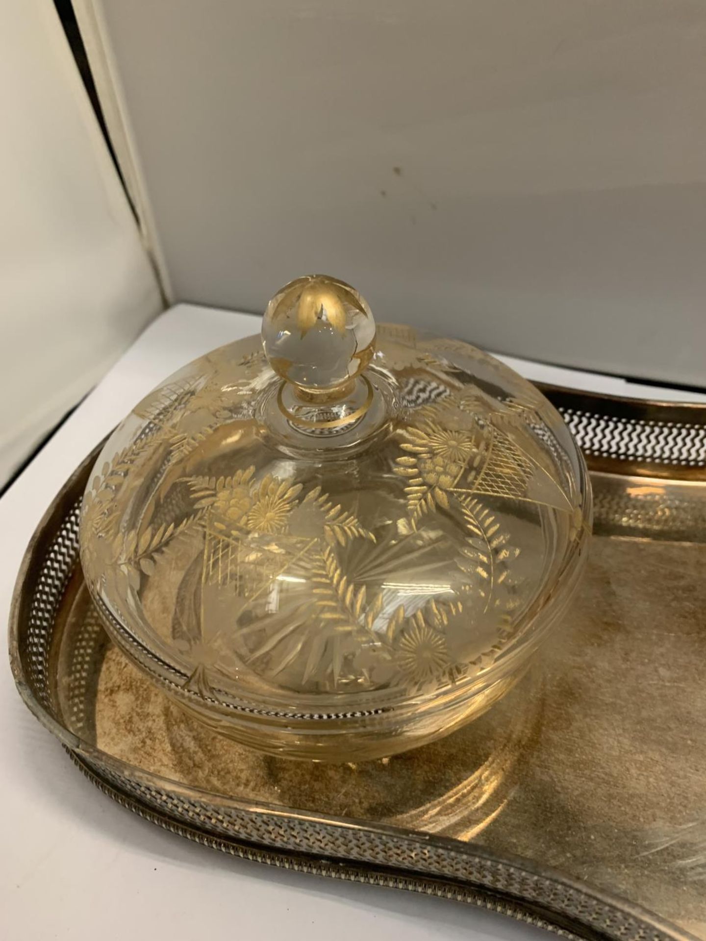 A SILVER PLATED TRAY WITH ORNATE DECANTER, FOUR GLASSES AND A LIDDED JAR - Image 4 of 4