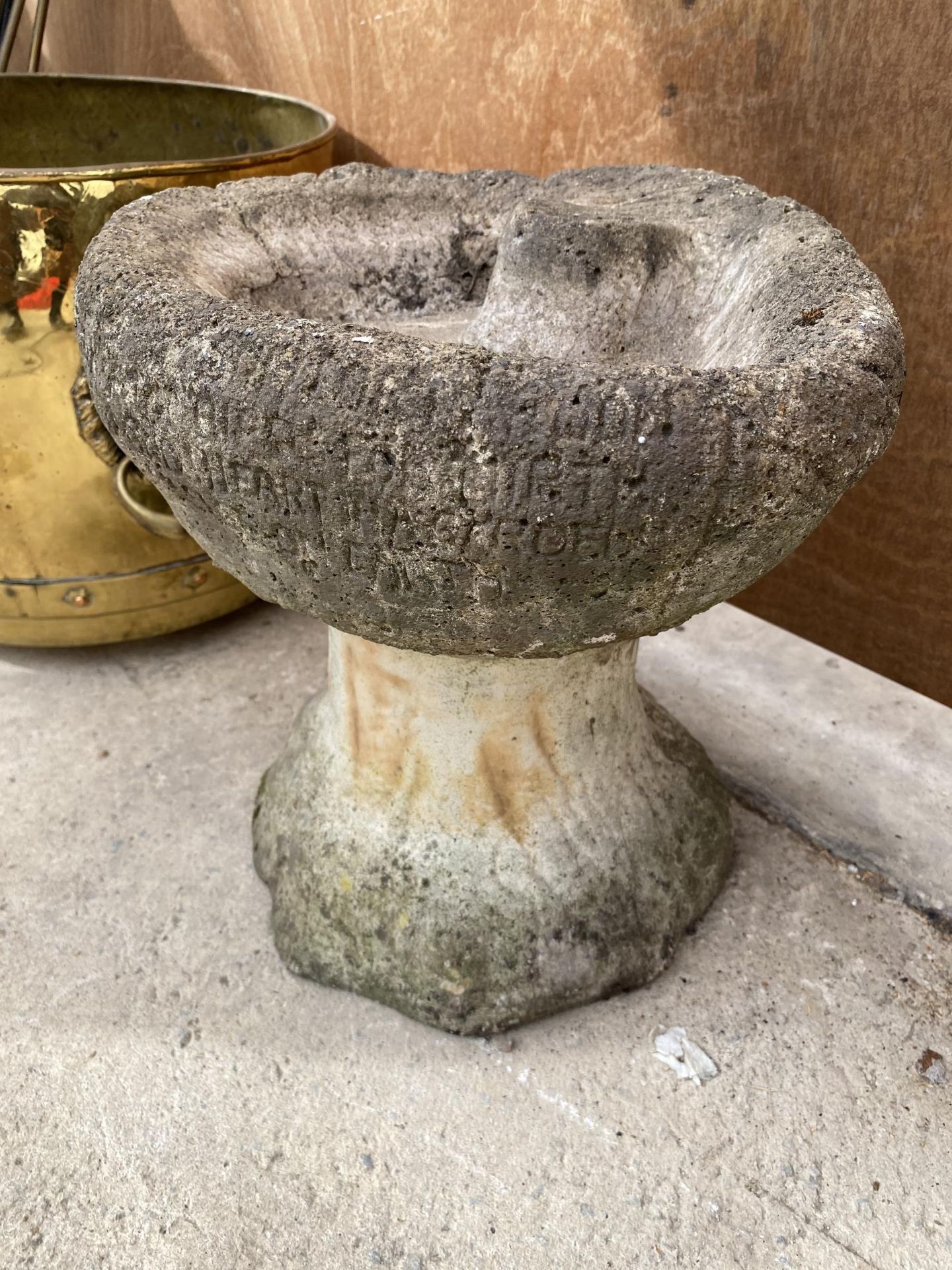 A SMALL VINTAGE STONE EFFECT BIRD BATH - Image 3 of 3