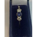 A 9 CARAT GOLD RING WITH THREE IN LINE STONES TO INCLUDE TWO CLEAR AND THREE BLUE IN A