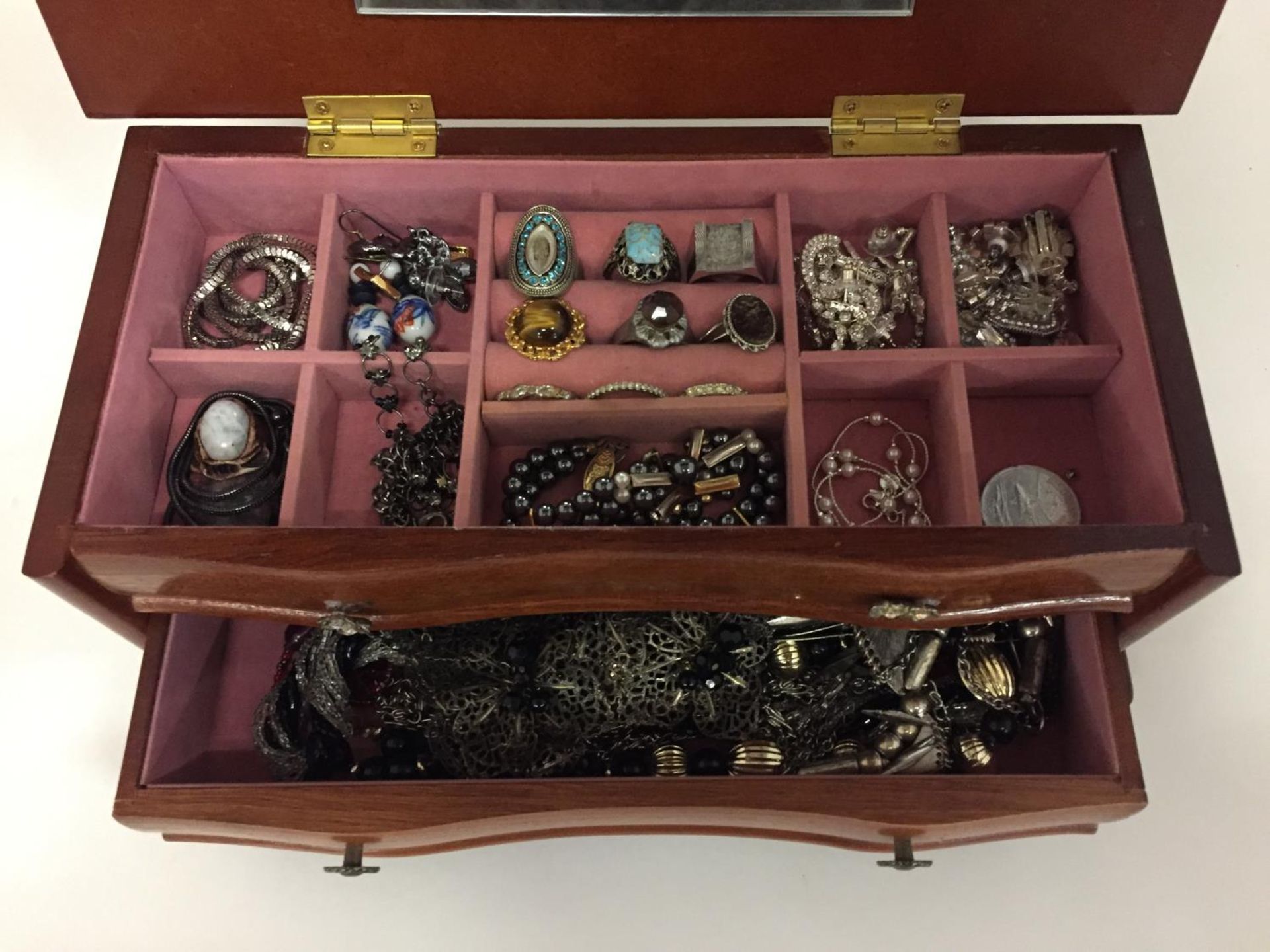 A WOODEN JEWELLERY BOX WITH CONTENTS - Image 2 of 5