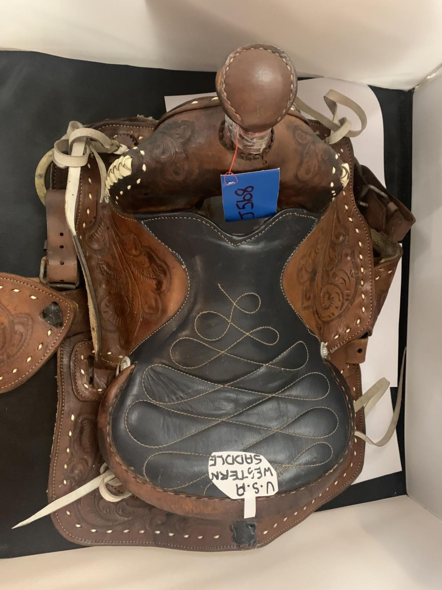 A TAN AND BLACK LEATHER U.S.A. WESTERN SADDLE WITH DECORATIVE DESIGNS AND STITCHING TOGETHER WITH - Image 5 of 6