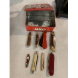 AN OXO TIN WITH EIGHT PEN KNIVES INSIDE