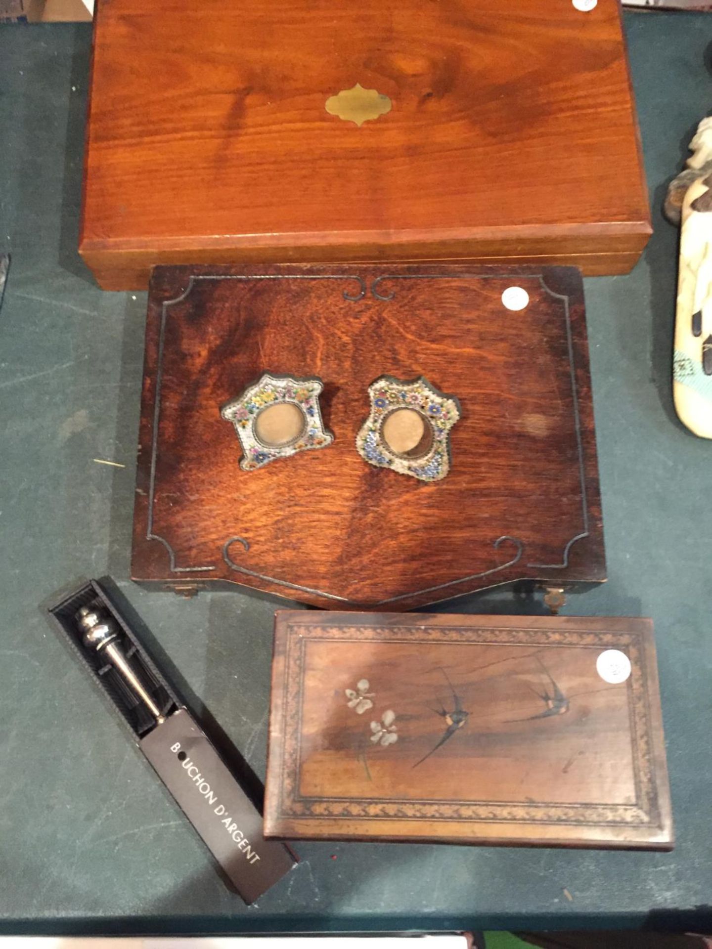 THREE WOODEN BOXES OF VARIOUS SIZES AND TWO MINIATURE MOSAIC FRAMES - Image 2 of 12