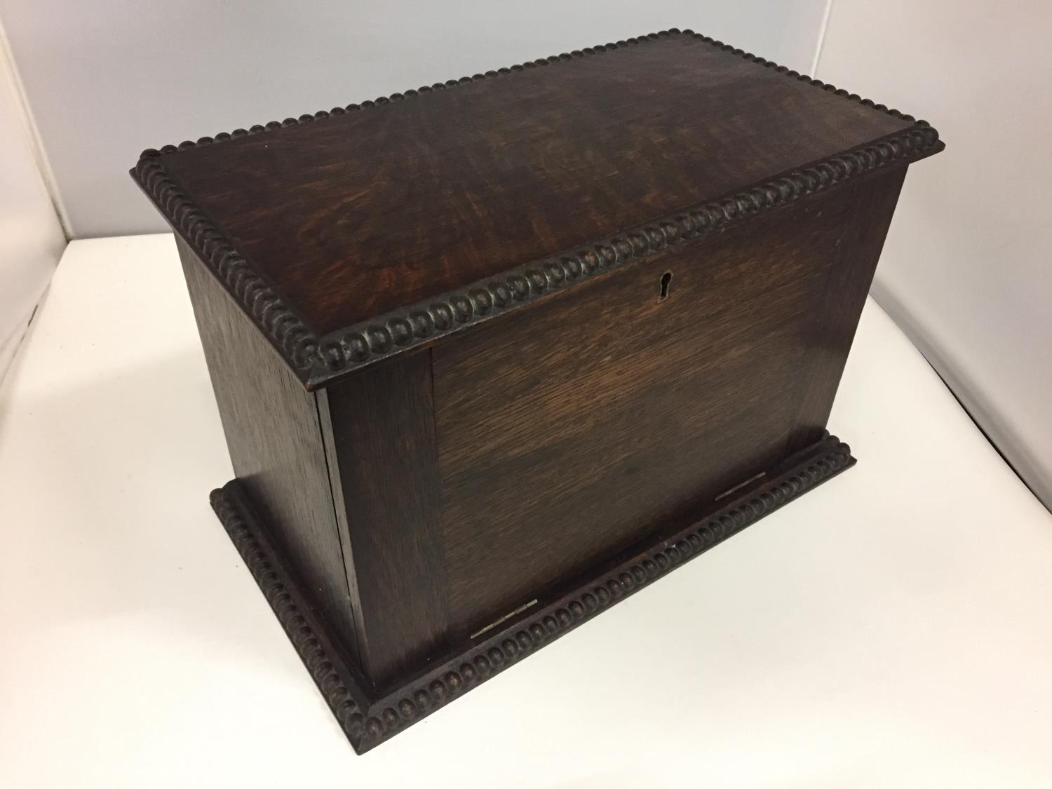 A 1930'S OAK STATIONARY BOX/DESK TIDY - Image 3 of 3