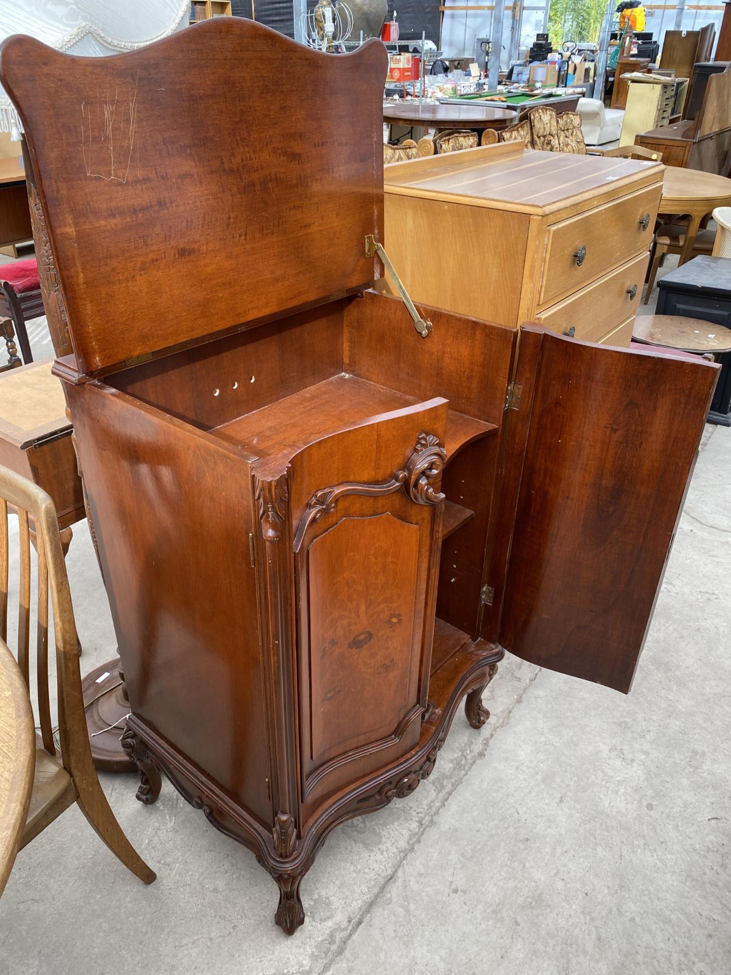 A VICTORIAN STYLE TWO DOOR STEREO CABINET WITH LIFT UP TOP 29" WIDE - Image 3 of 3