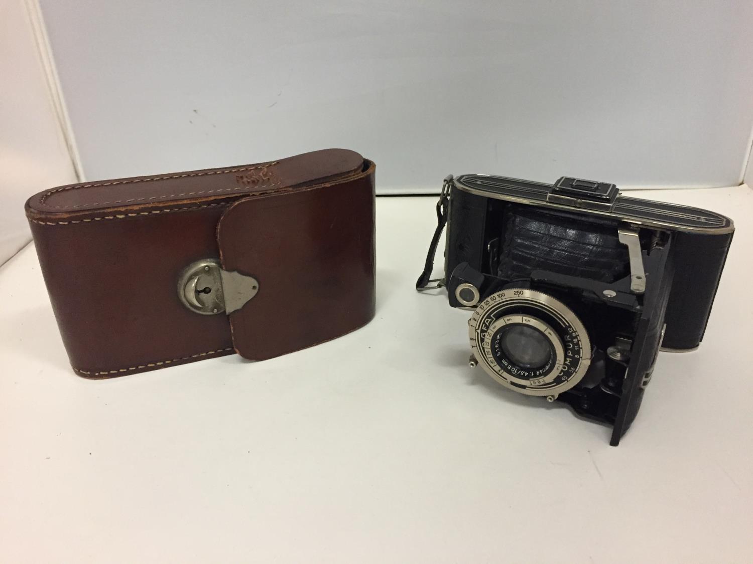 A VINTAGE CAMERA AND CASE - Image 2 of 8