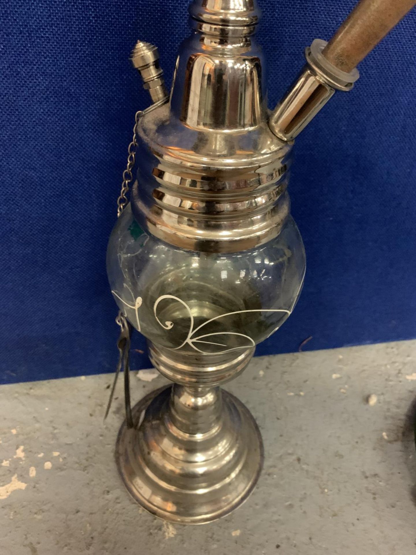 A CHROME AND GLASS SHISHA HOOKAH PIPE, HEIGHT APPROX 70CM - Image 3 of 5