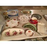 A COLLECTION OF CERAMICS TO INCLUDE OLD COUNTRY ROSES CAKE STAND, CROWN DEVON CUP AND SAUCER,