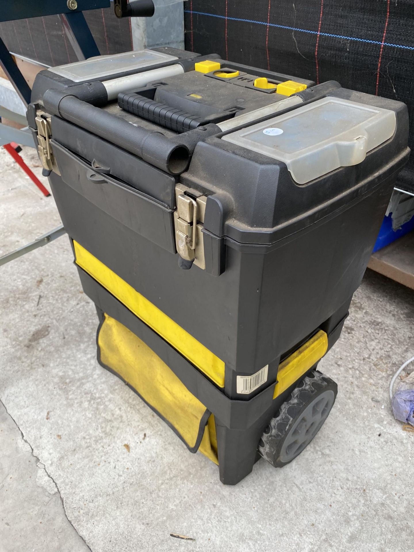 AN ADJUSTABLE WORK BENCH AND A TOOL BOX CONTAINING TOOLS - Image 2 of 3