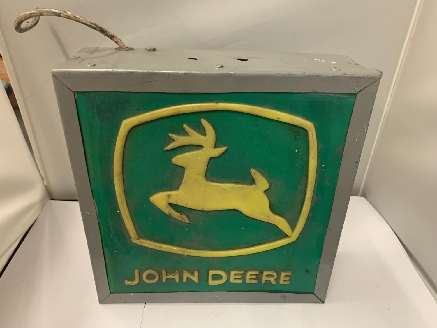 AN ILLUMINATED JOHN DEERE SIGN 31CM X 32CM