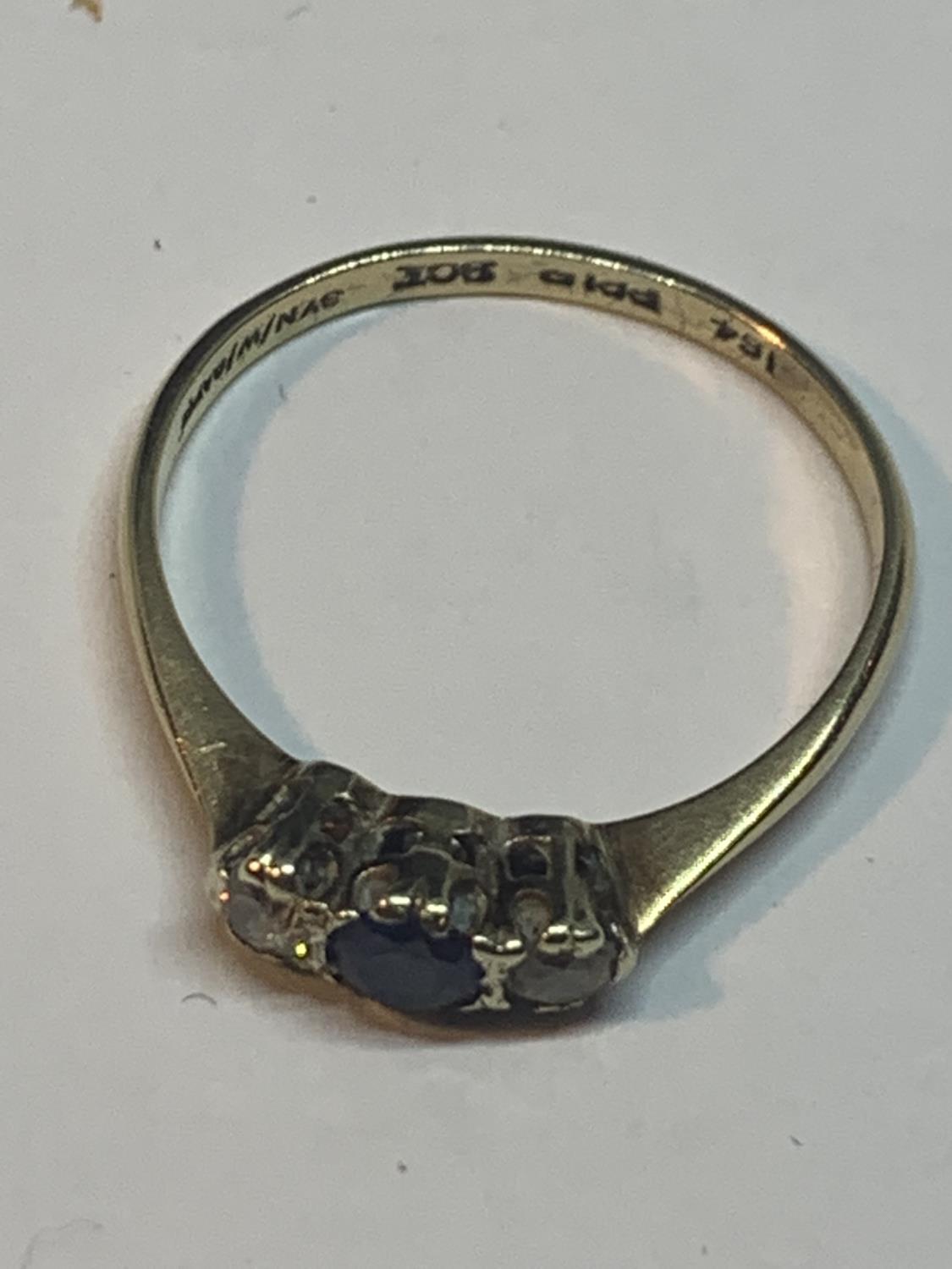 A 9 CARAT GOLD RING WITH THREE IN LINE STONES TO INCLUDE TWO CLEAR AND THREE BLUE IN A - Bild 4 aus 4