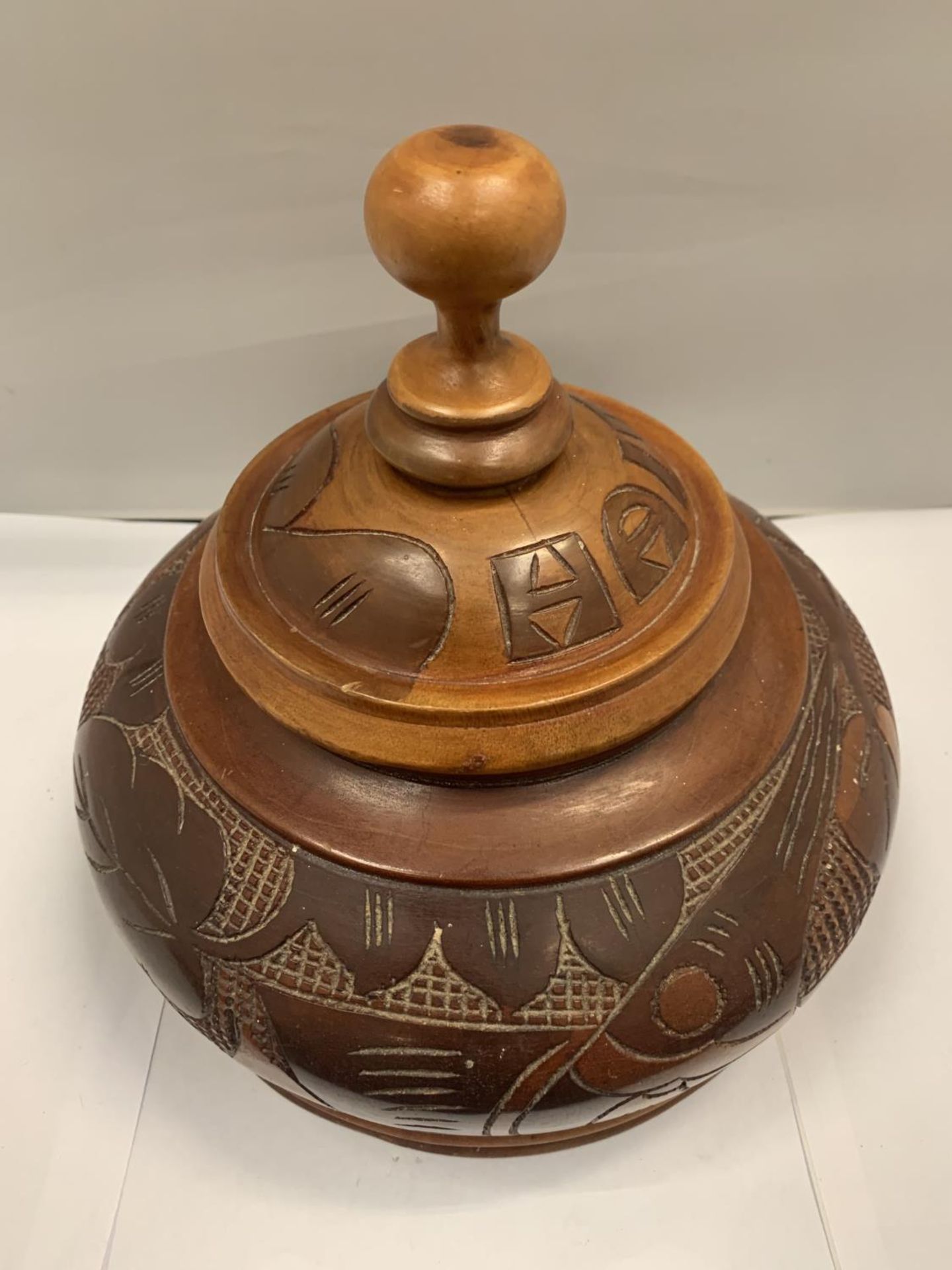 A DECORATIVE CARVED TREEN LIDDED DISH BASE D:21CM