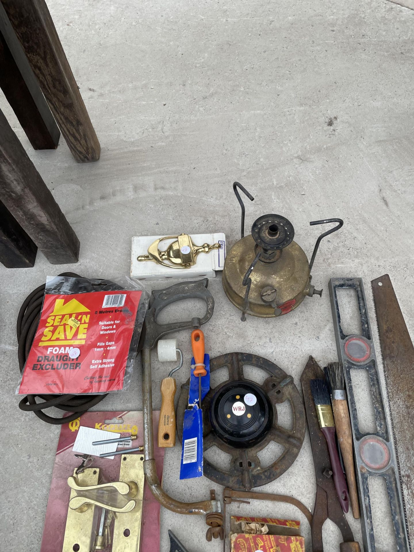 AN ASSORTMENT OF ITEMS TO INCLUDE A PARAFIN LAMP, GARDEN SHEARS AND DOOR FURNITURE ETC - Image 3 of 4