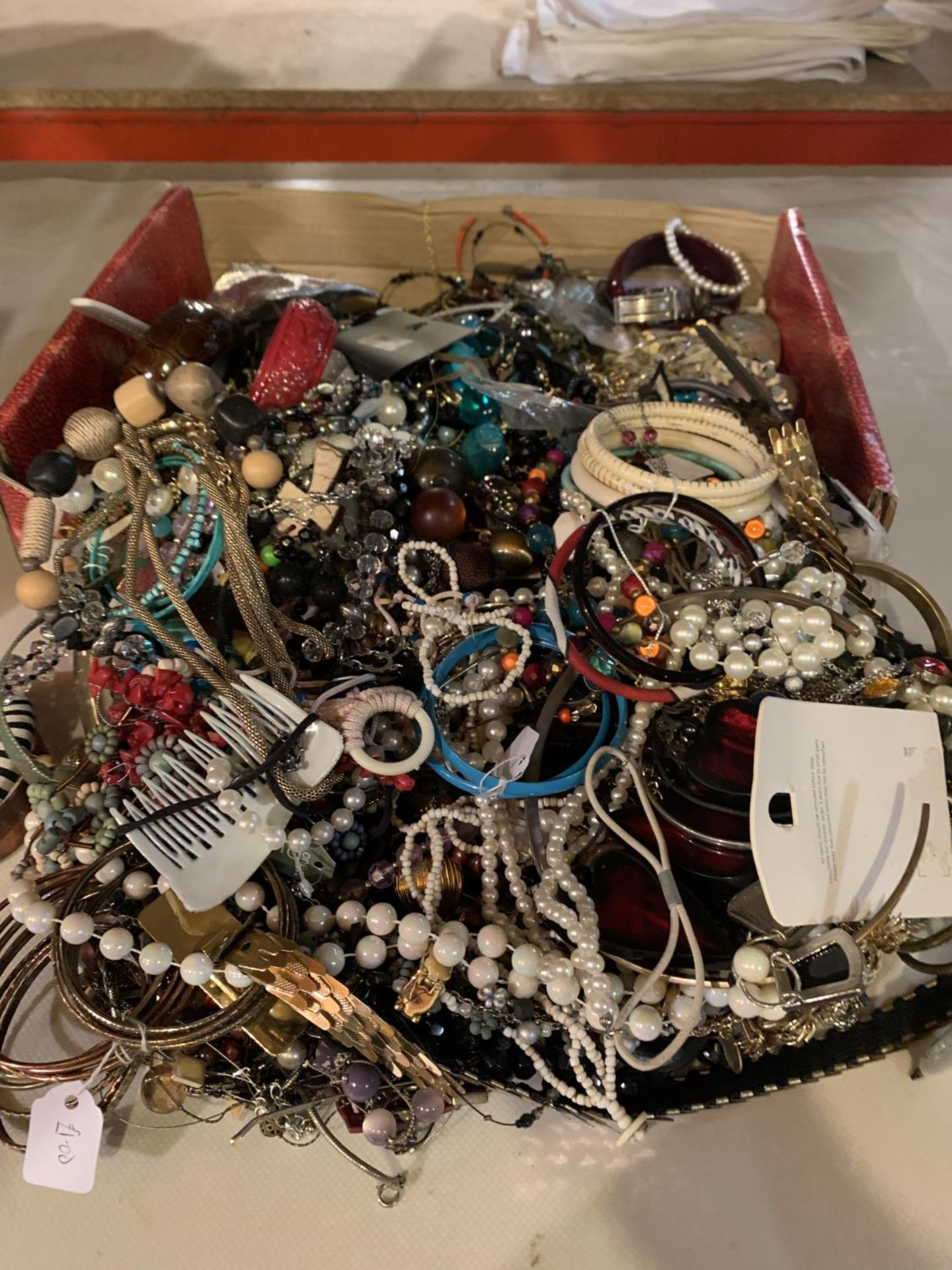 A LARGE BOX OF COSTUME JEWELLERY TO INCLUDE BANGLES, NECKLACES ETC - Image 3 of 4