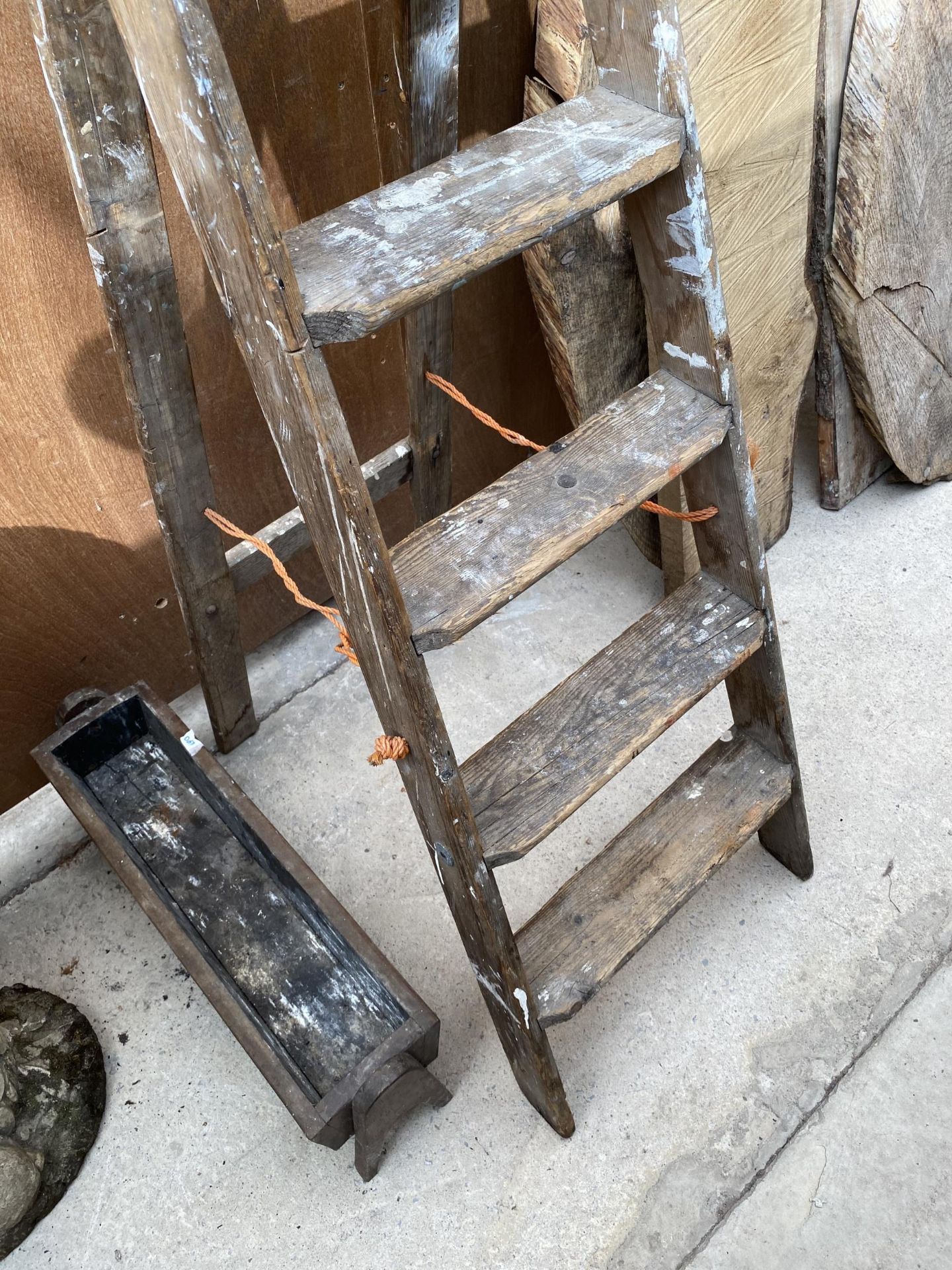 A VINTAGE FIVE RUNG WOODEN STEP LADDER AND A SMALL WOODEN TROUGH PLANTER - Image 3 of 4