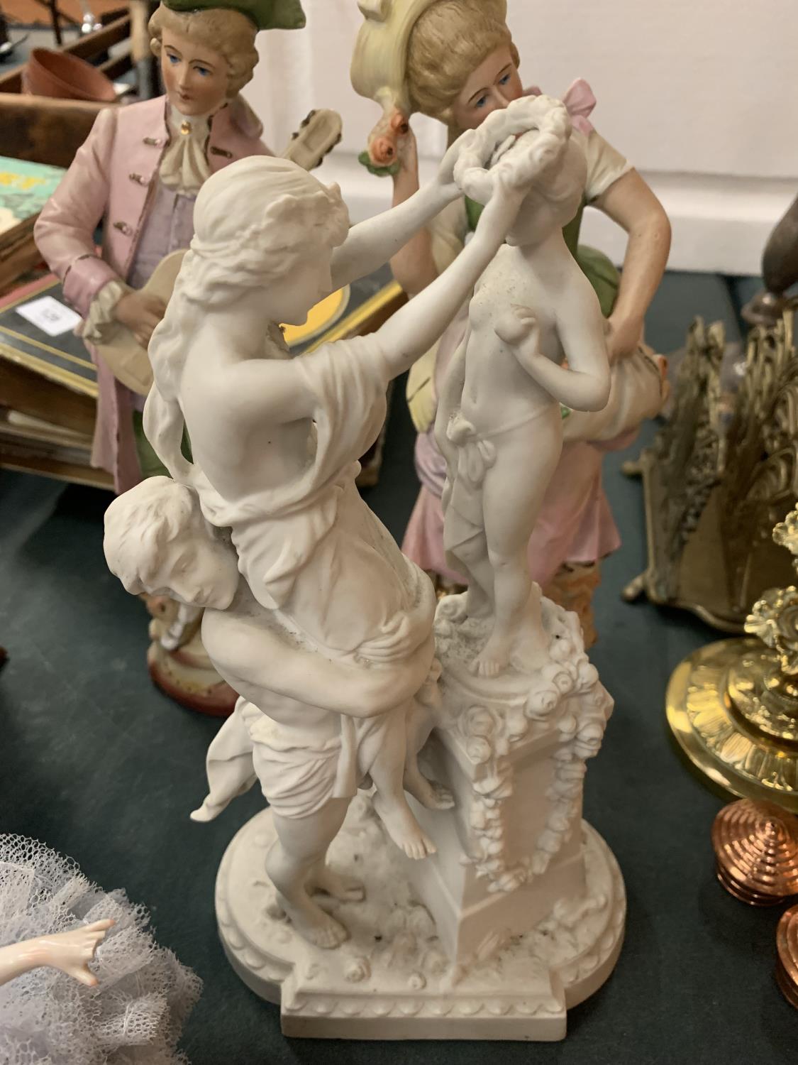 A COLLECTION OF FIGURINES TO INCLUDE A PAIR OF REGENCY STYLE AND A TRINKET BOX - Image 5 of 5
