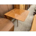 A MID 20TH CENTURY SHINY WALNUT DROP-LEAF DINING TABLE